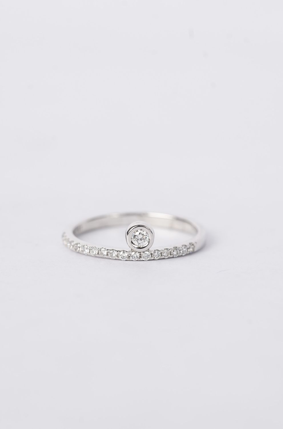 10KW 1.66g .20ctw Diamond Bezel Fashion Ring (size 7)