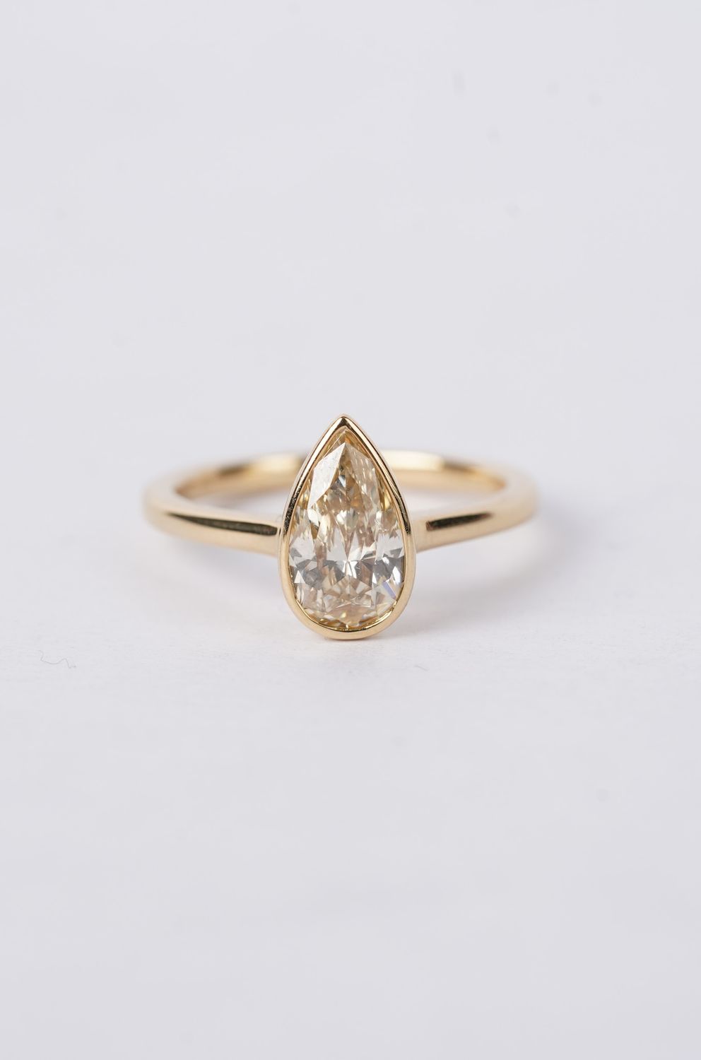 VEBE- 18KY 3.22g 1.31ct Champagne/SI1 Pear Diamond Bezel Ring (size 6.5)