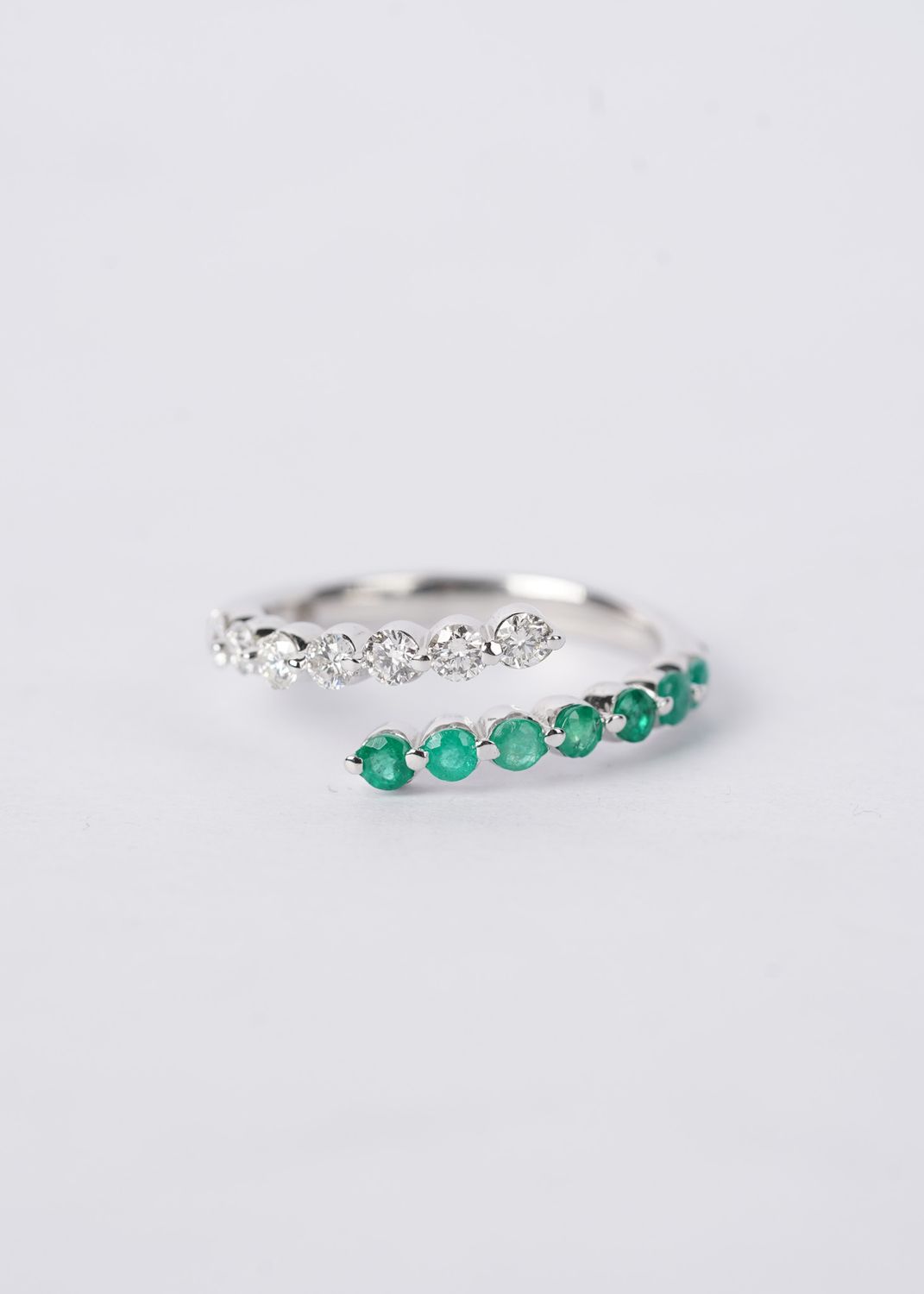 EDTX- 14KW 2.47g .88ctw Emerald &amp; Diamond Crossover Fashion Ring (size 6.5)