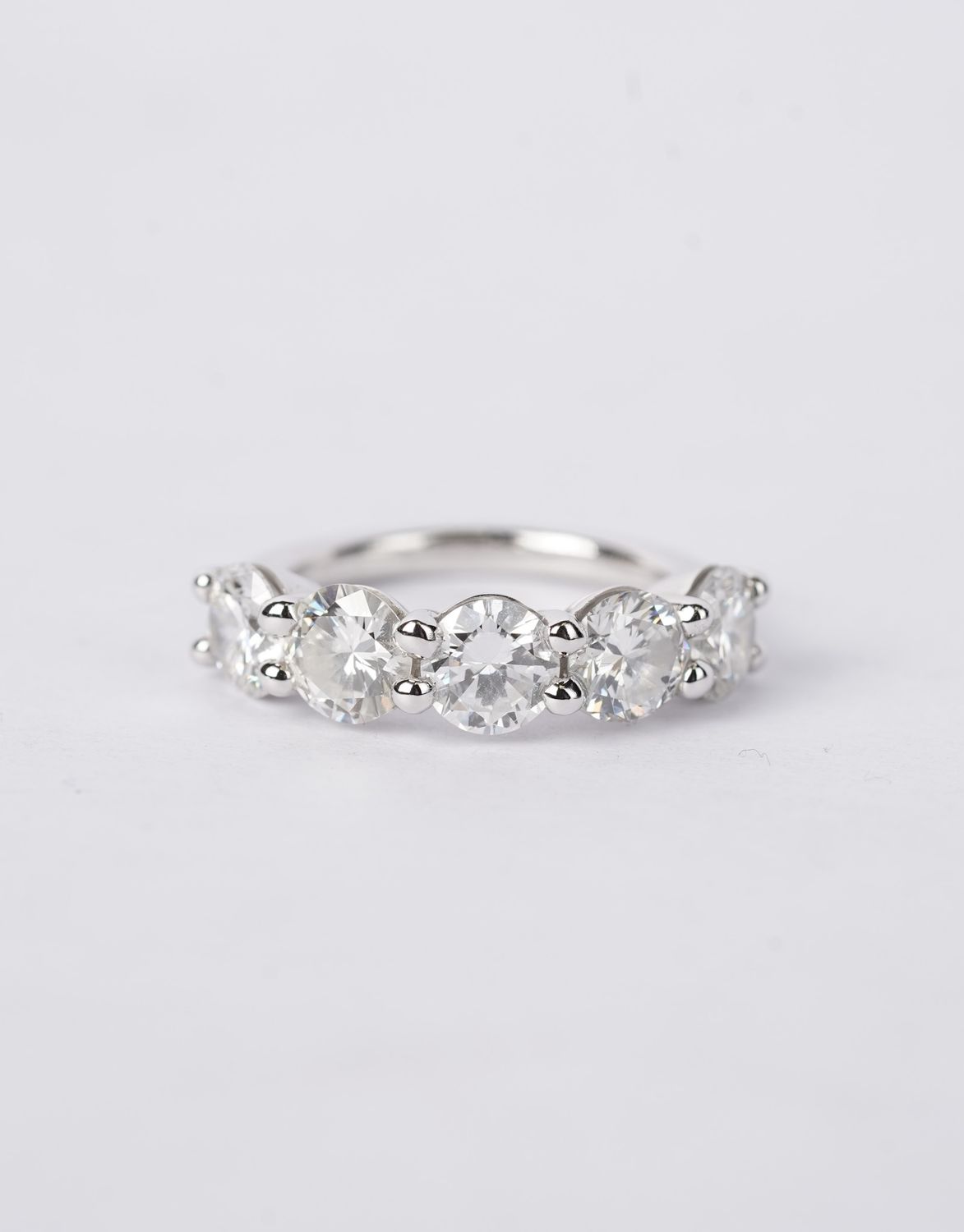 BETT- 18KW 6.36g 3.63ctw F-G/VS1-VS2 Round Diamond 5-Stone Band (size 6.25)