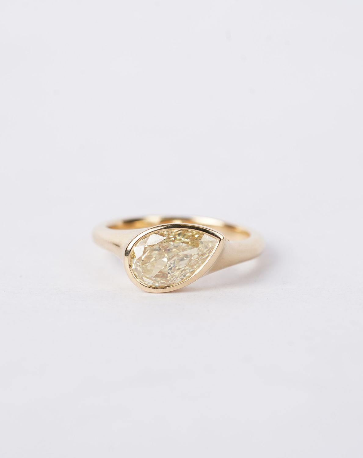 BATT- 18KY 6.17g 2.05ct FLY/VS2 Pear Diamond Bezel Ring (size 6.5)