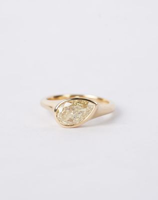 BATT- 18KY 6.17g 2.05ct FLY/VS2 Pear Diamond Bezel Ring (size 6.5) BATT- 18KY 6.17g 2.05ct FLY/VS2 Pear Diamond Bezel Ring (size 6.5)