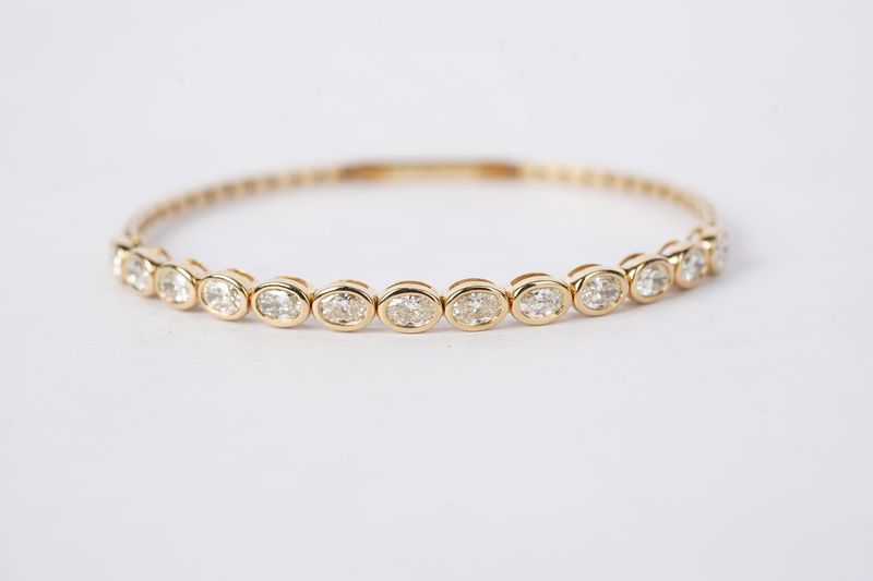 3.25 Carat Oval Bezel-Set Diamond Flex Bangle Bracelet in 18k Yellow Gold