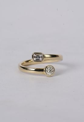 ITTX- 14KY 3.92g .44ctw Baguette &amp; Round Diamond Crossover Ring (size 7)