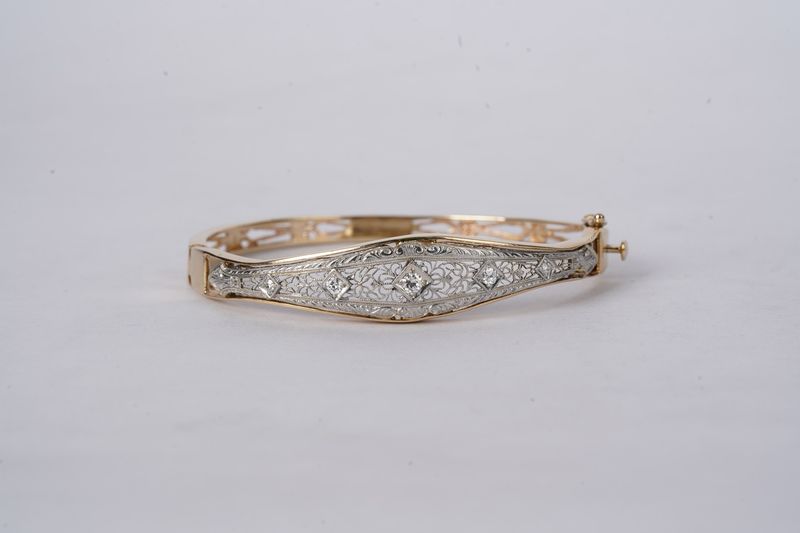 VBET- 14KY 16.90g .26ctw Diamond Vintage Open Bangle Bracelet