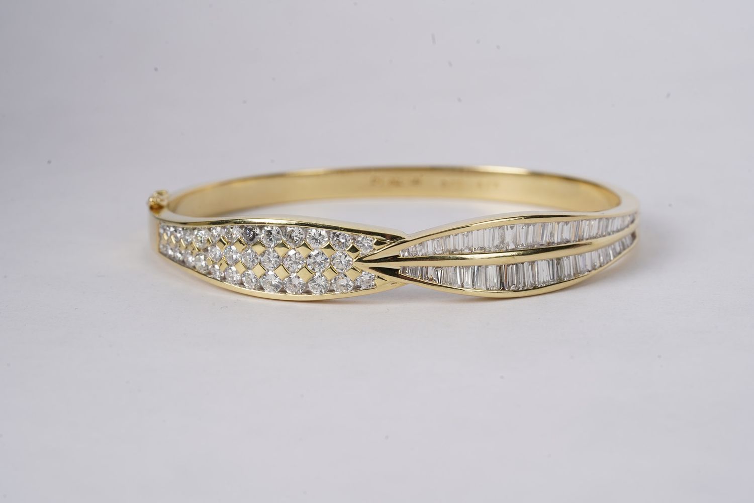 NDTT- 18KY 30.48g 5.13ctw Baguette &amp; Round Diamond Fashion Bangle Bracelet
