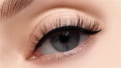 MAKIJAŻ PERMANENTNY KLASYCZNA KRESKA ZAGĘSZCZAJĄCA / ARTYSTYCZNY EYELINER