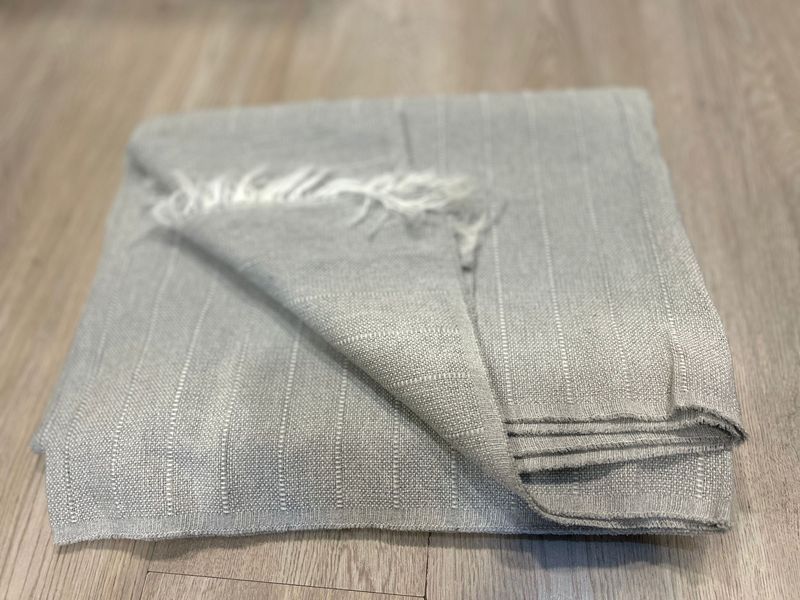 Colcha Foular gris raya