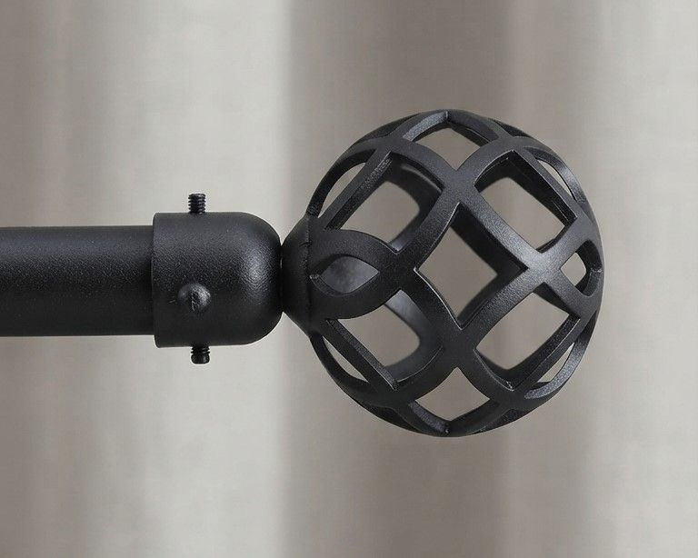 Barra de Cortina Extensible con Terminal Calado Geométrico – En Negro y Metal (120-210 cm y 210-385 cm)