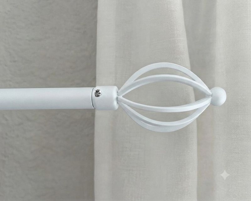 Barra de Cortina Extensible con Terminal de Jaula Elipsoidal – En Blanco y Metal (120-210 cm)