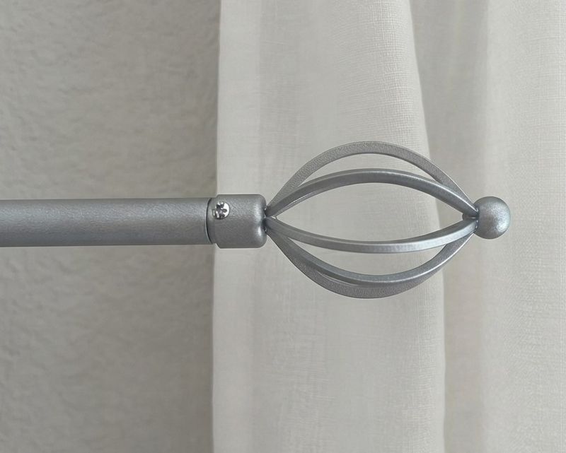 Barra de Cortina Extensible con Terminal de Jaula Elipsoidal – En Blanco y Metal (120-210 cm)