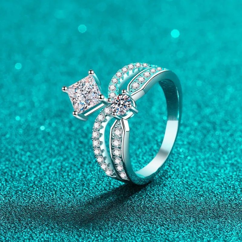 Luxurious Crown Style Moissanite Diamond Ring