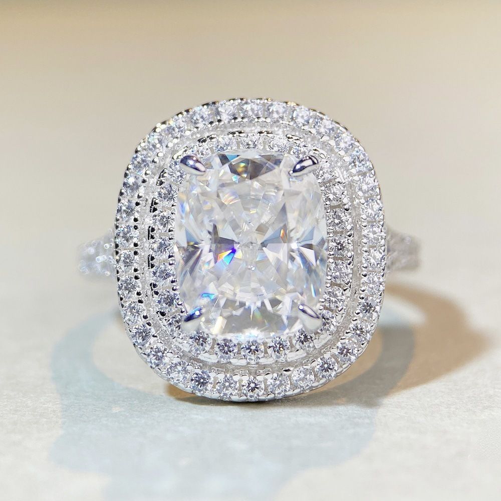 Luxurious Classic ring studded with a sparkling moissanite diamond