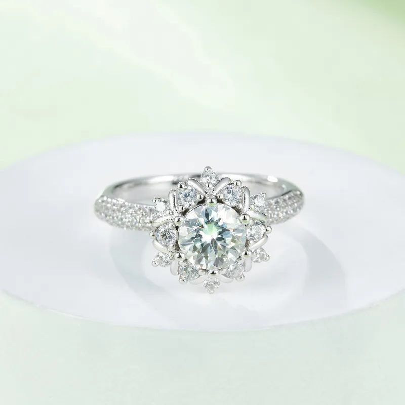 Luxurious Starry Design Moissanite Diamond Ring