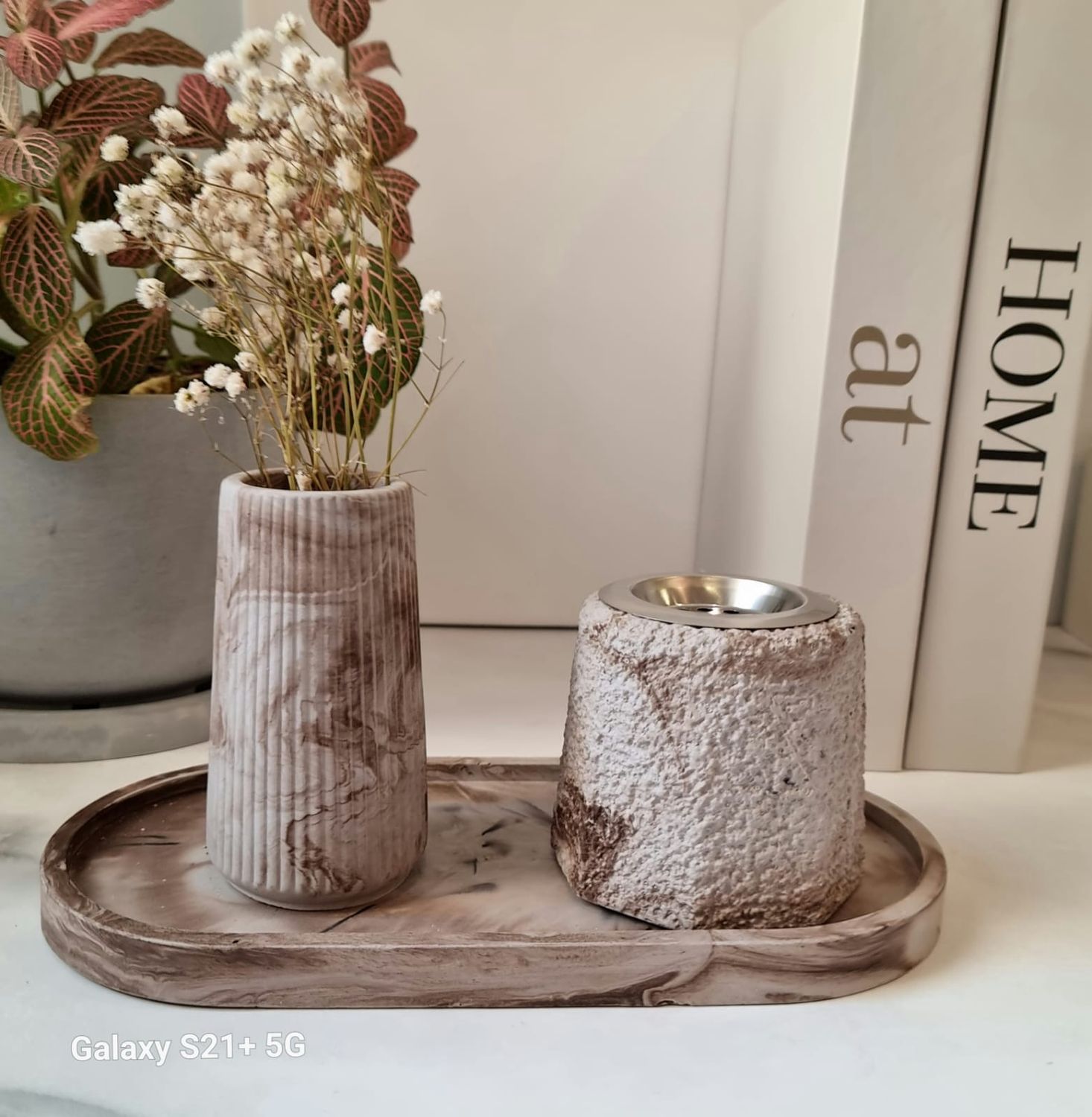 Gypsum set consisting of a tray, a vase and an incense burner