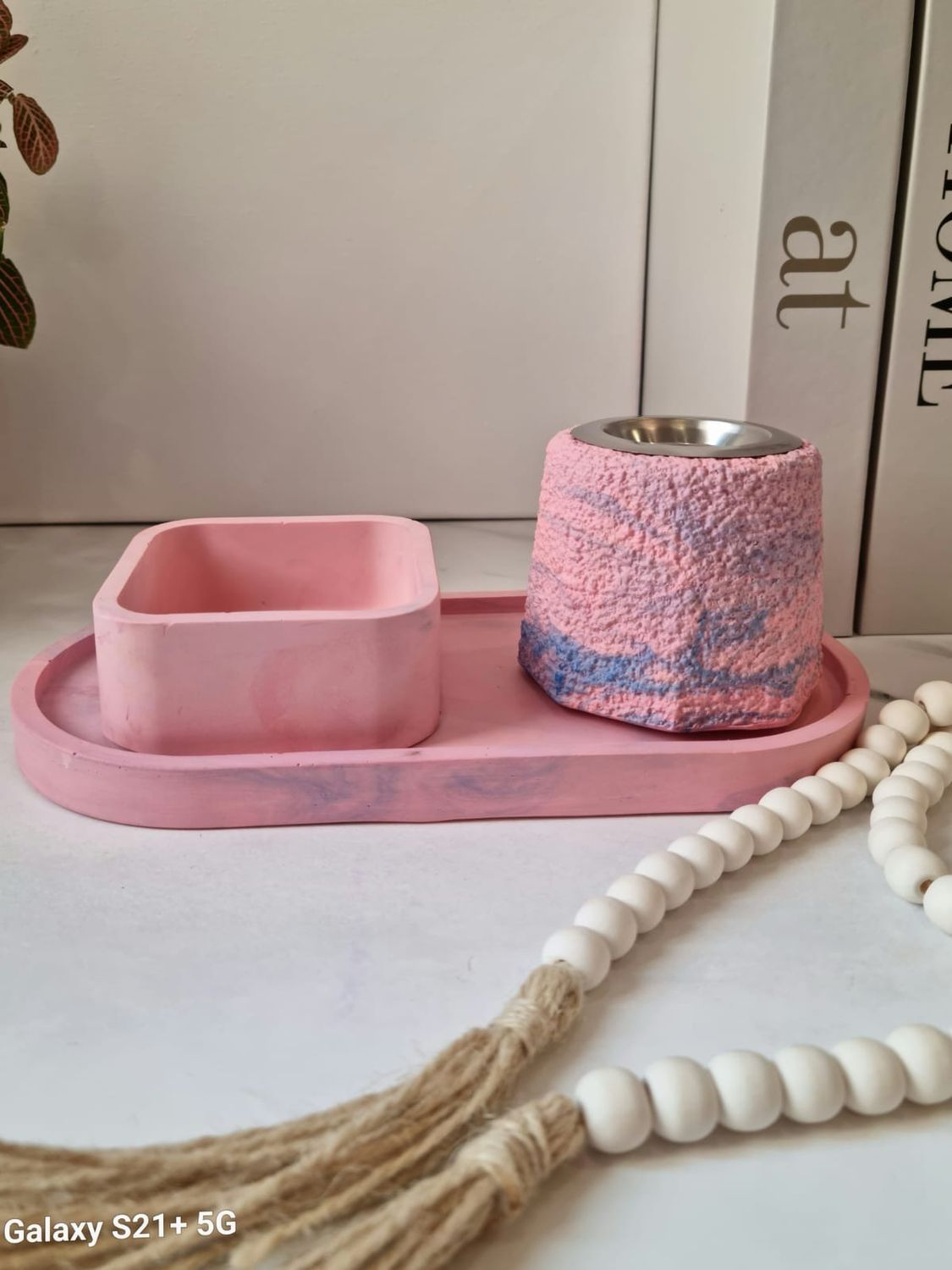 Gypsum set consisting of a tray, a vase and a plate