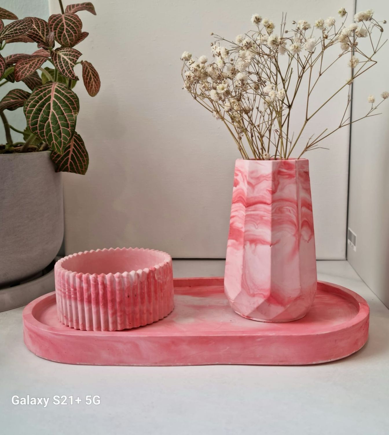 Gypsum set consisting of a tray, a vase and a plate