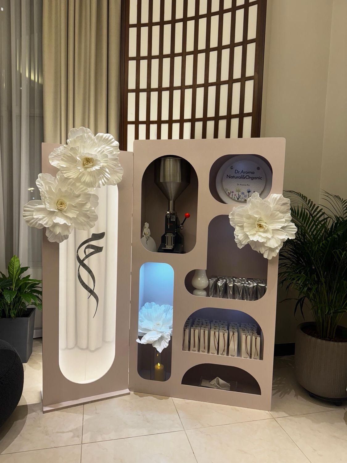 Lip Gloss Station / ستيشن توزيعات ملمع الشفايف