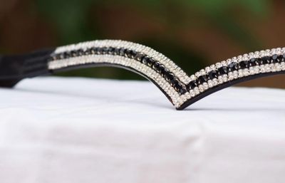 FRONTALINO BLACK AND PEARL V SHAPE