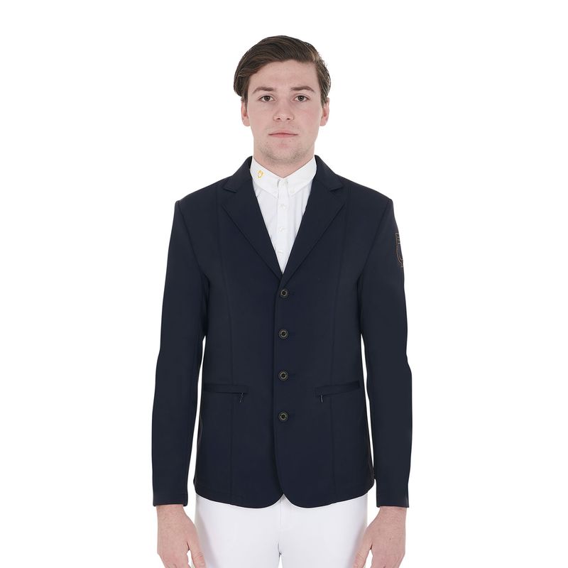 GIACCA DA CONCORSO UOMO CON LOGO RICAMATO A CONTRASTO EQUESTRO GIACCA DA CONCORSO UOMO CON LOGO RICAMATO A CONTRASTO EQUESTRO