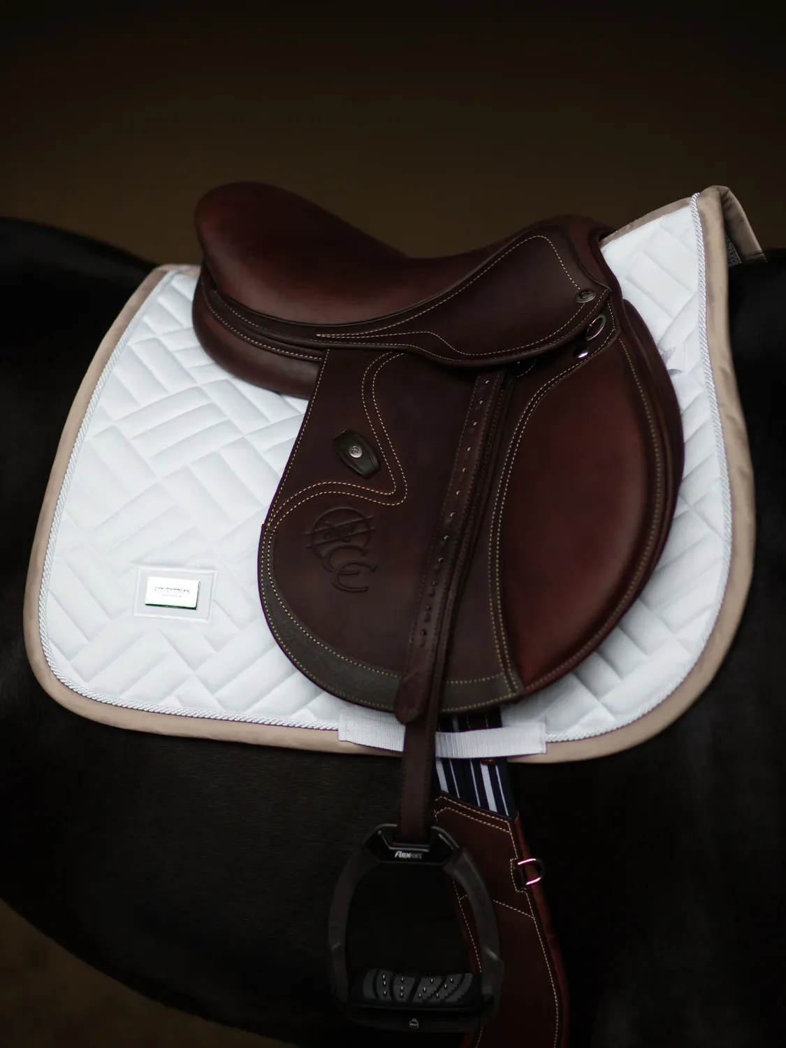 SET SOTTOSELLA + CUFFIA EQUESTRIAN STOCKHOLM MODERN BIANCO/SAND SET SOTTOSELLA + CUFFIA EQUESTRIAN STOCKHOLM MODERN BIANCO/SAND