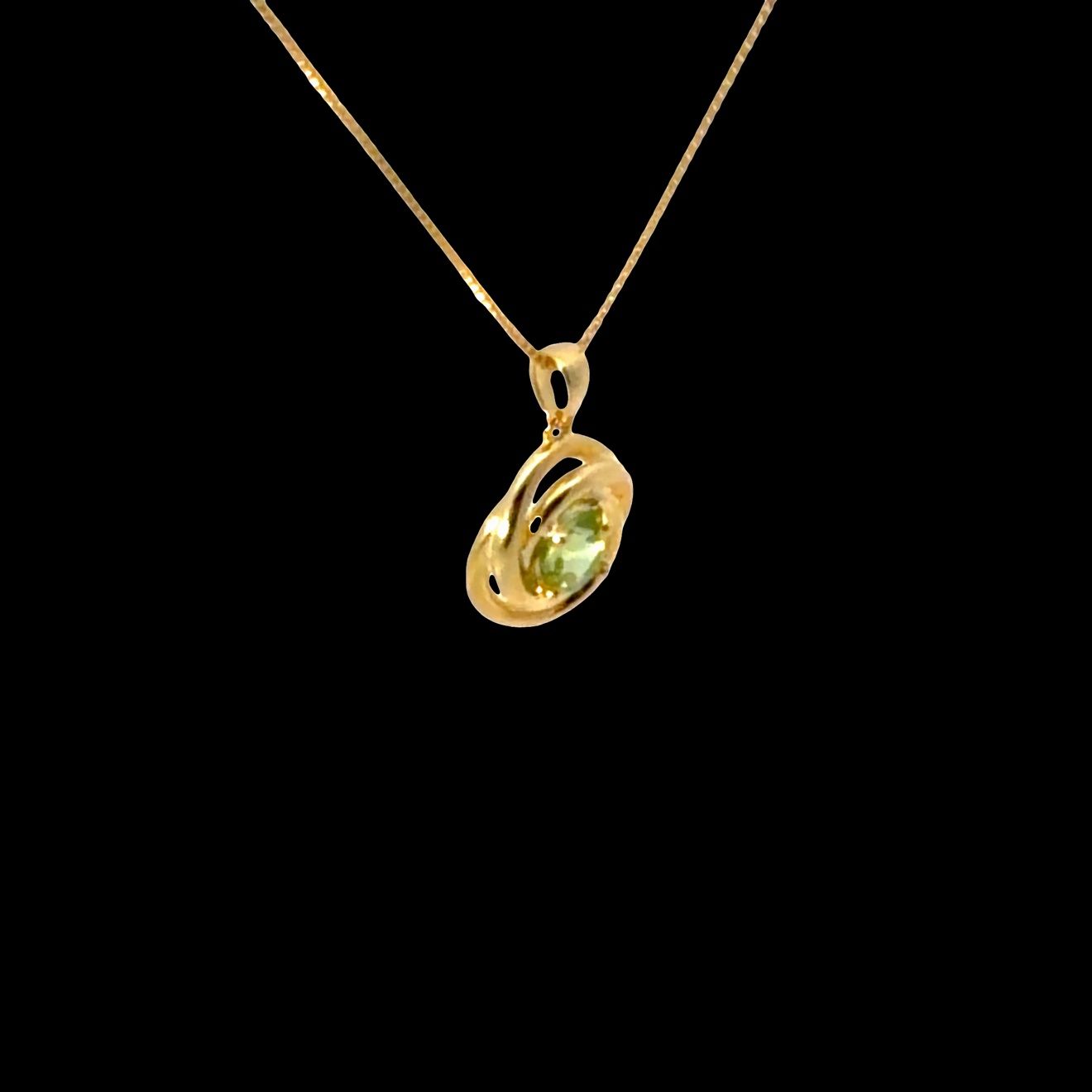 925 Sterling Silver Gold Plated Peridot Pendant with 18in Chain