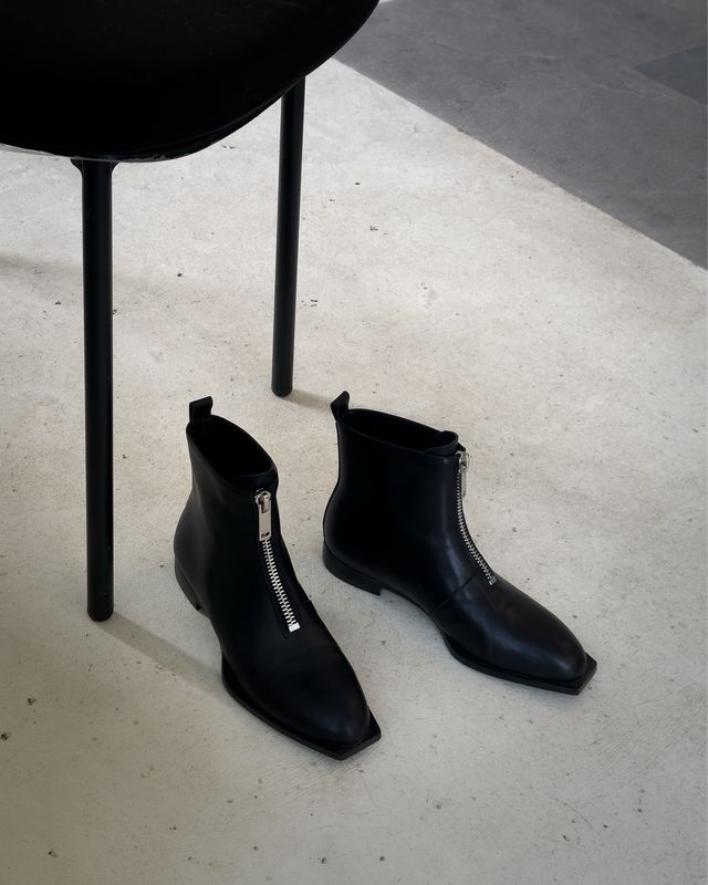 Black square boot 