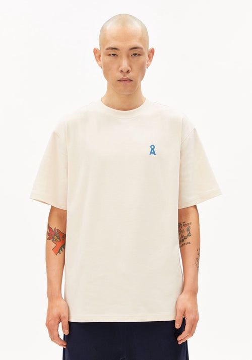 Maarkos changes T-shirt