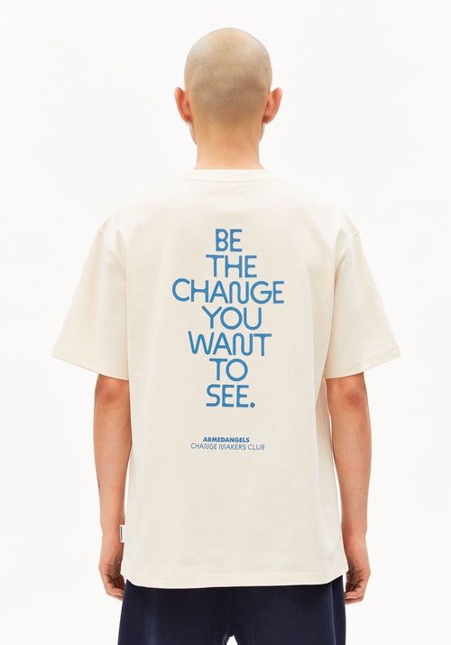 Maarkos changes T-shirt