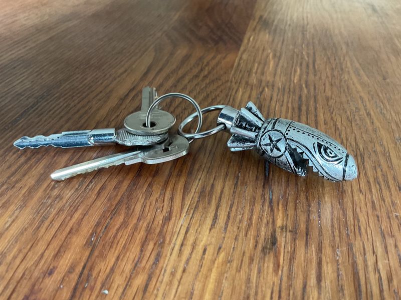 Flocker | Retro Shark | Metal Keyring