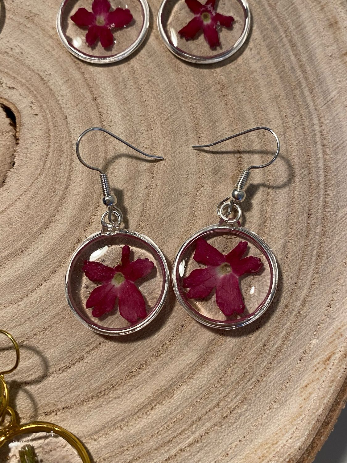 Pendientes de flores encapsuladas