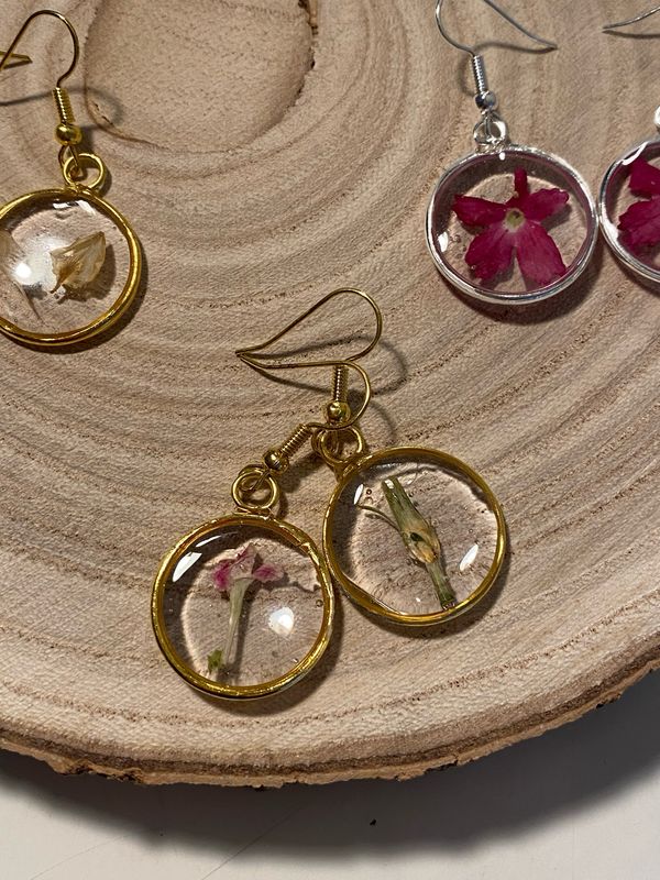 Pendientes de plantas encapsuladas