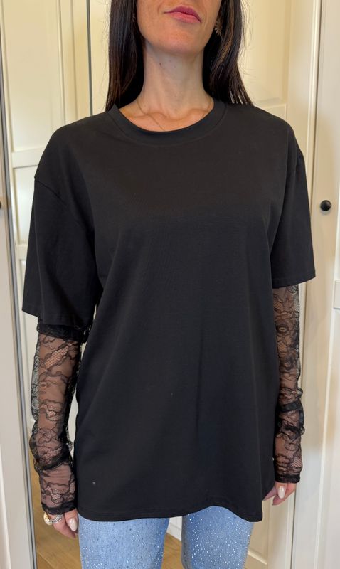 T-shirt over con manica in pizzo (nera)