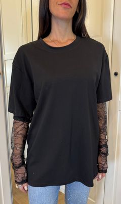 T-shirt over con manica in pizzo (nera)