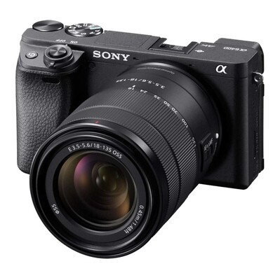 Cámara sin espejo Sony Alpha a6400: cámara digital compacta con lente intercambiable APS-C con enfoque automático ocular en tiempo real, video 4K, pantalla abatible y lente de 18-135 mm