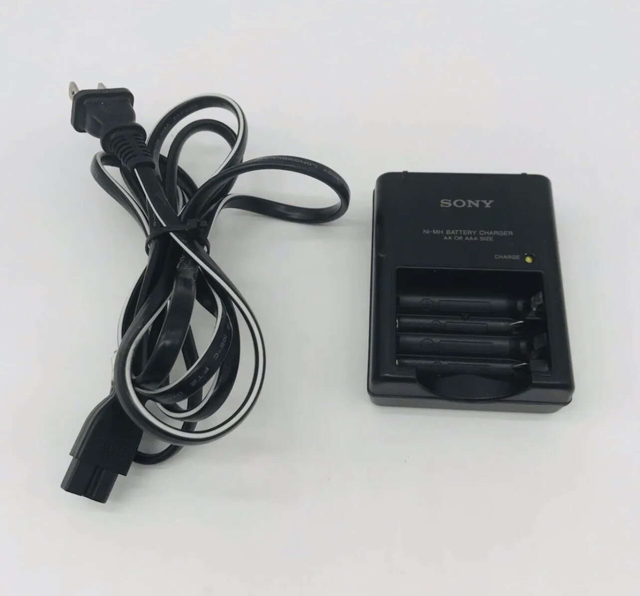 Cargador de batería Sony Ni-MH Tamaño AA y AAA Modelo Nr. BC-CS2A, usado en buen estado