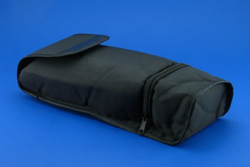 Estuche para Flash ( espacio para 4 baterías AA + reflector )