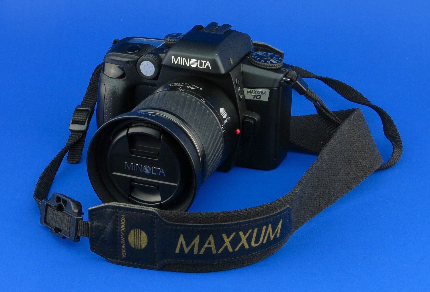 Camara de Rollo : Minolta Maxxum 70 con lente 28-100.