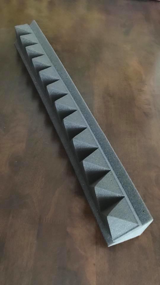 Espuma de estudio acústico para las esquinas. Bass Absorbers 6x6x24&quot; L (piramidal).