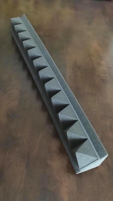 Espuma de estudio acústico para las esquinas. Bass Absorbers 6x6x24&quot; L (piramidal).