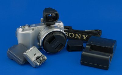 Sony Alpha NEX-C3 16 MP Compact Interchangeable Lens Digital Camera Kit with 16mm f2.8 + visor + flash. Cargador, correa.