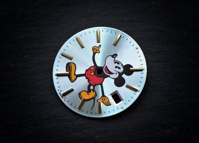Date 15000 Mickey dial (Gold Index)