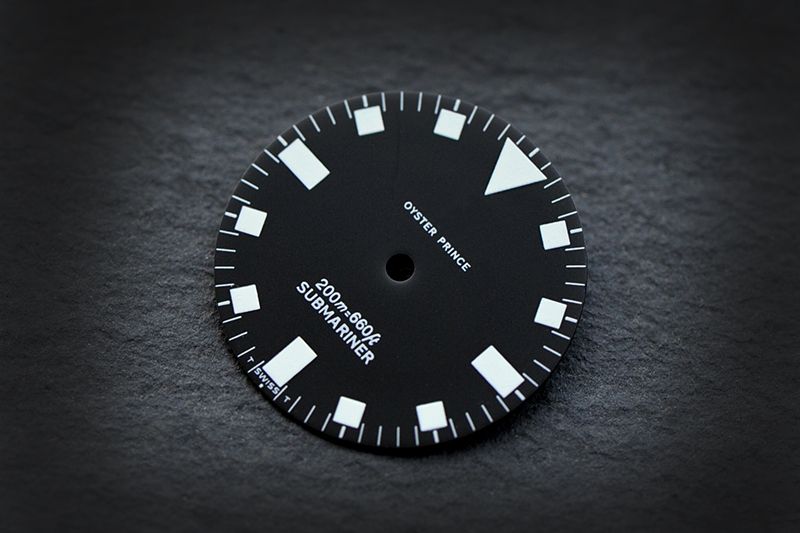 T Sub 9401/0 black wht lume dial