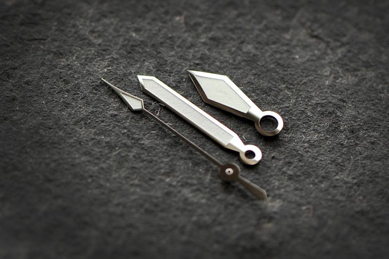 R Milsub Sword wht lume 5517 hand (ETA)