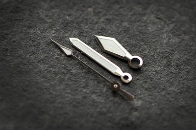 R Milsub Sword wht lume 5517 hand (ETA)