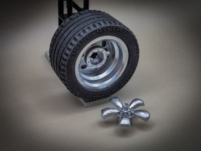 4 x hubcaps  muscle car    (POUR 30X20 )