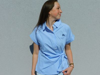 Floralie blouse - lichtblauw met strik