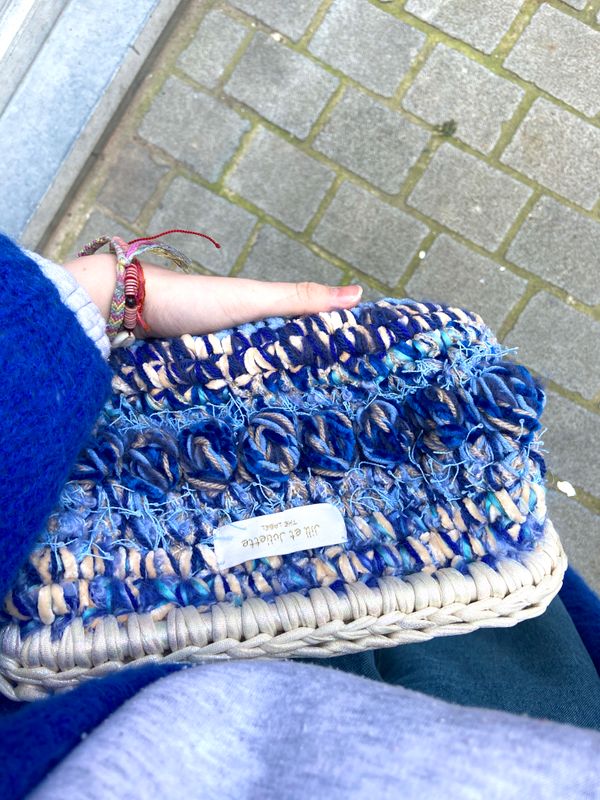 Bubbly Beau Metallic tas - ecru &amp; blauw - medium