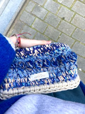 Bubbly Beau Metallic tas - ecru &amp; blauw - medium