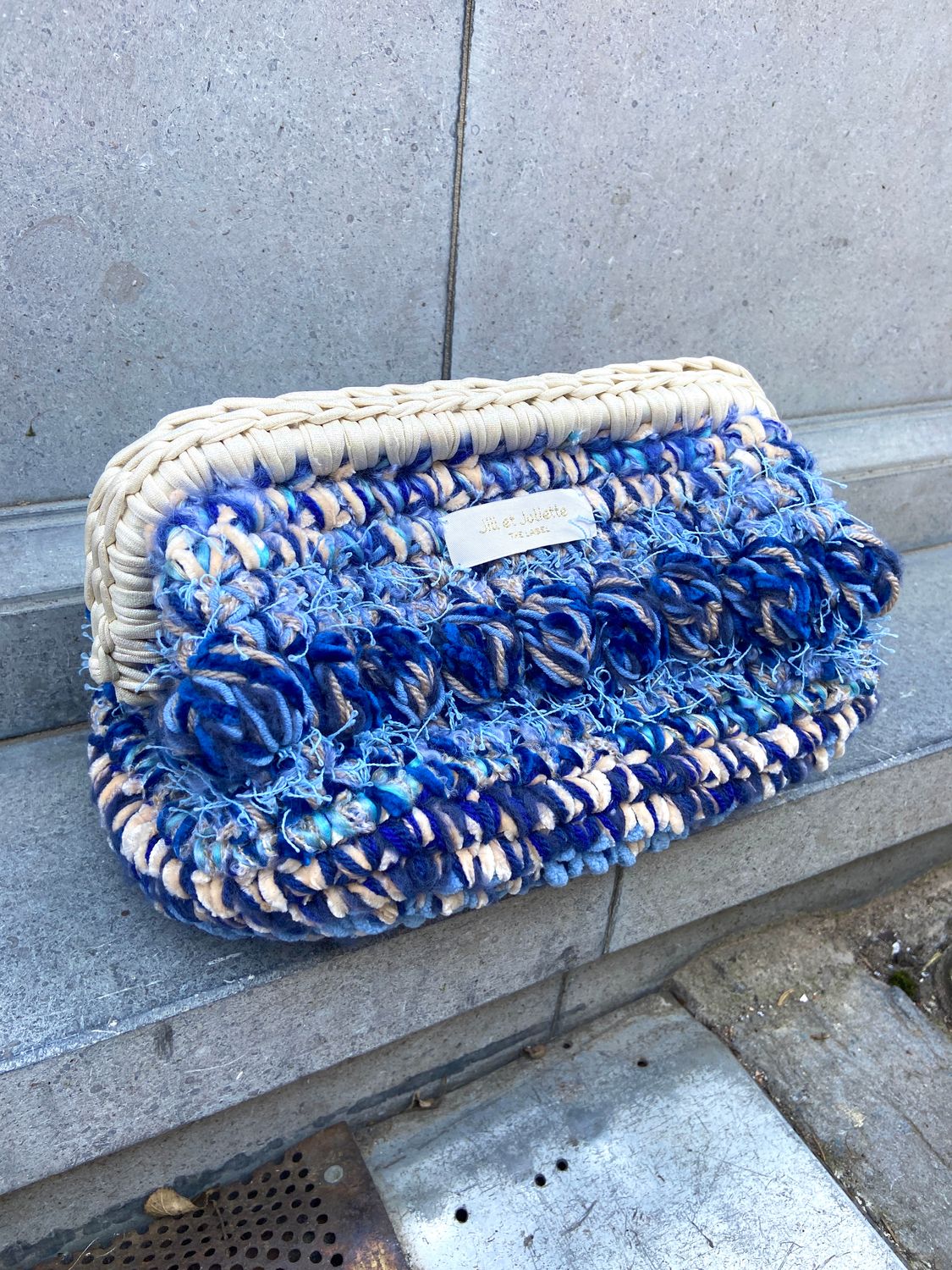 Bubbly Beau Metallic tas - ecru &amp; blauw - medium